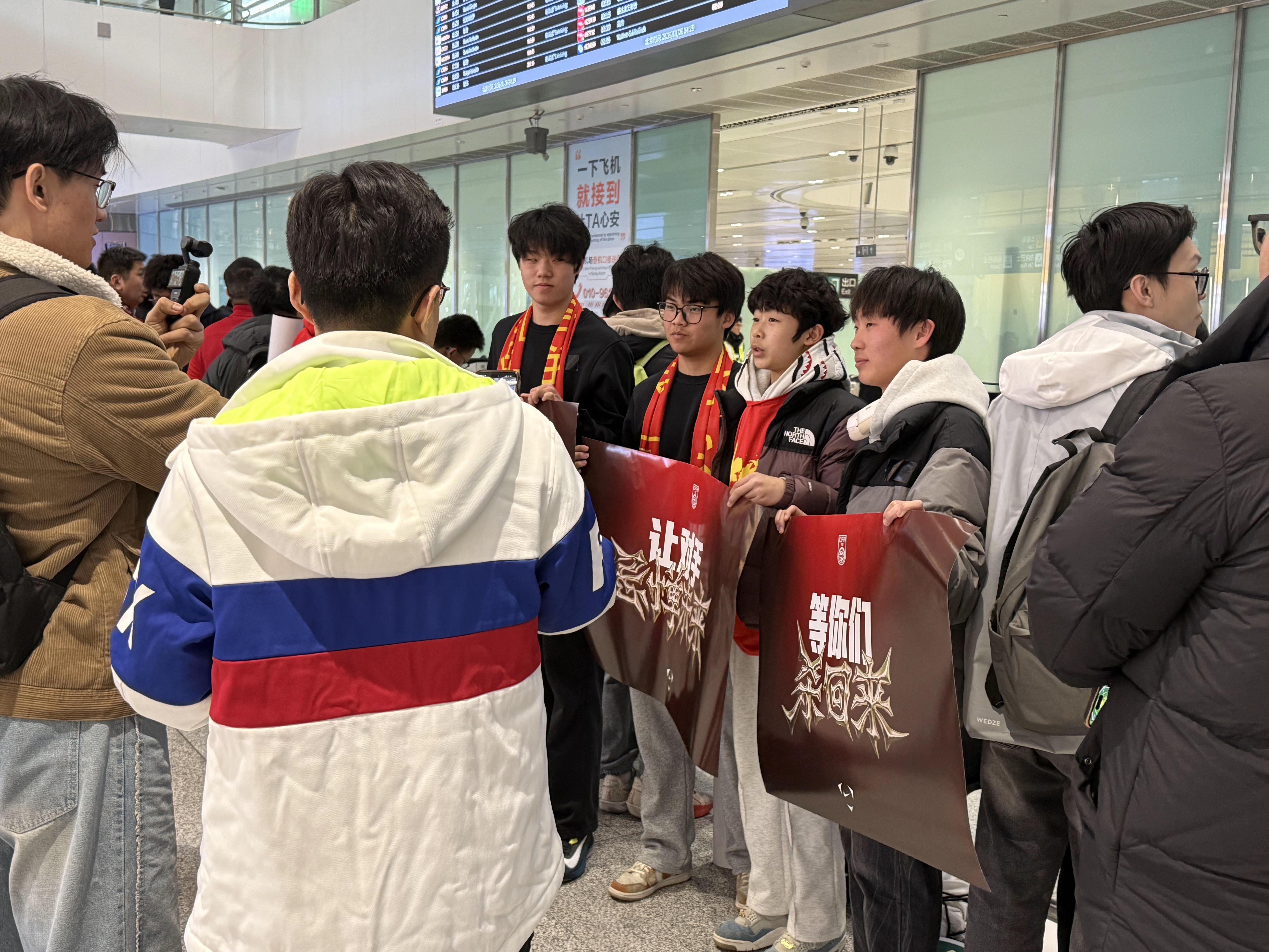 LOL赛事数据-U23国足将于下午落地大兴机场，大量球迷现场迎接将士们凯旋
